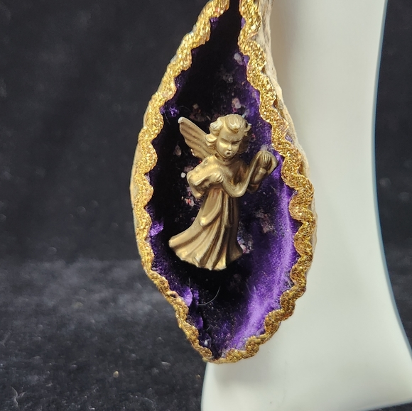 Mid-century Teardrop Shaped Shell Diorama Angel Ornament - Picture 2 of 11